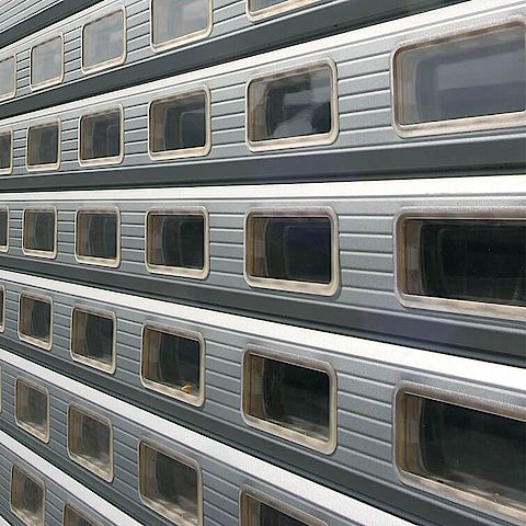 Eeftink Rensing levert roldeuren met een raam- en rasterprofiel.